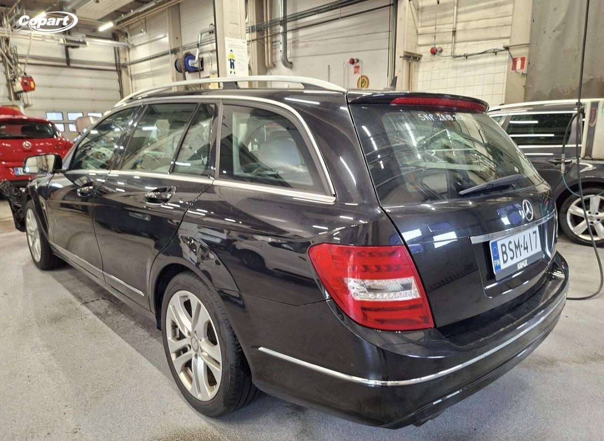 Mercedes-Benz C220 2011 — interior