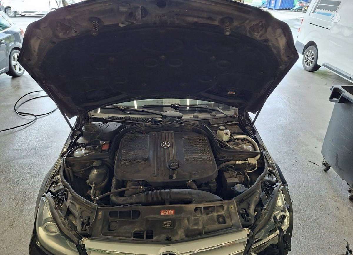 Mercedes-Benz C220 2011 — photo 9