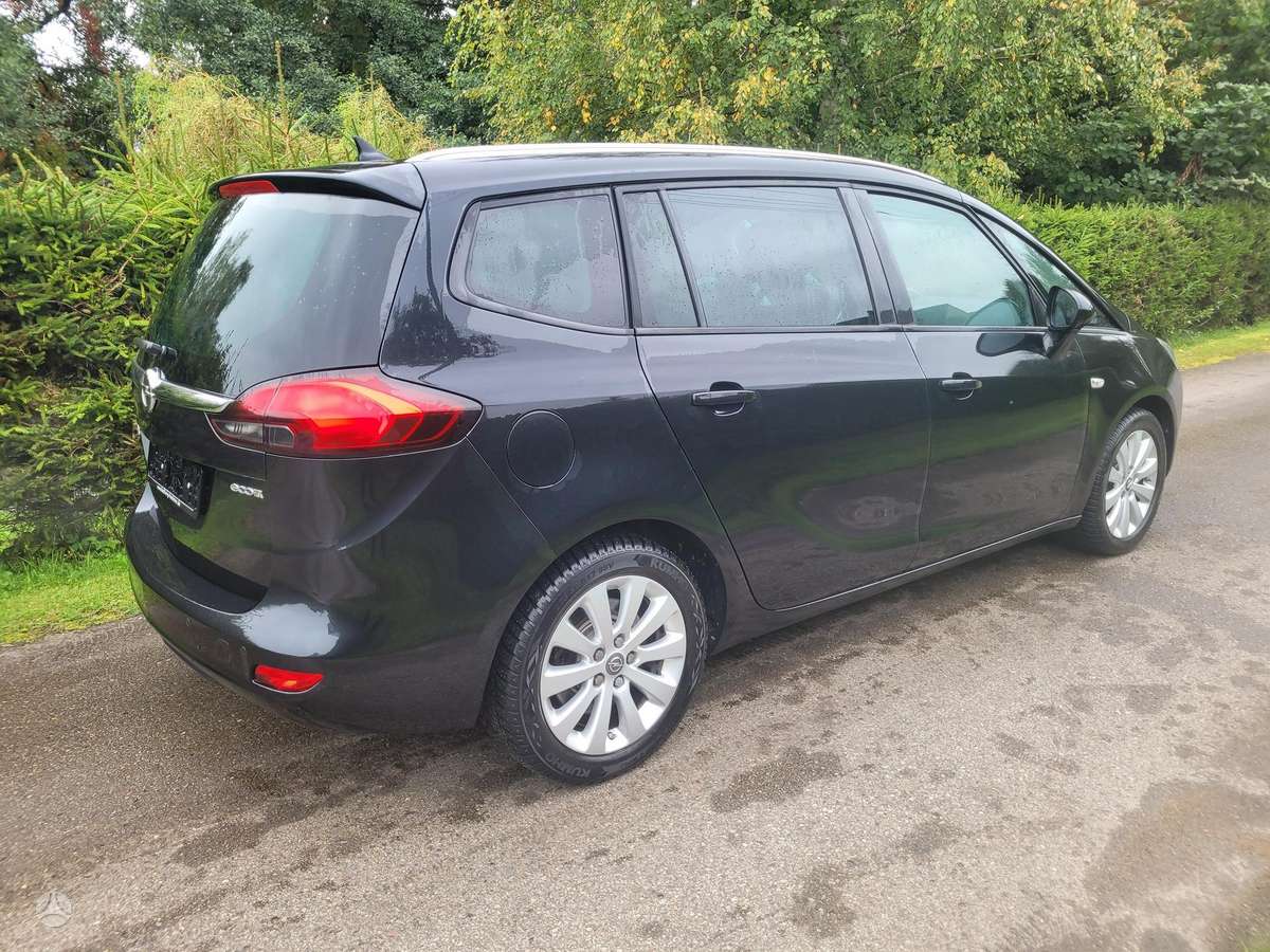 Opel Zafira 2015 — rear view