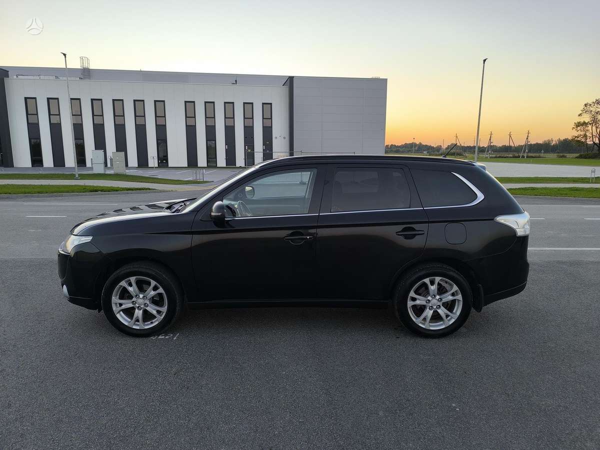 Mitsubishi Outlander 2013 — rear view