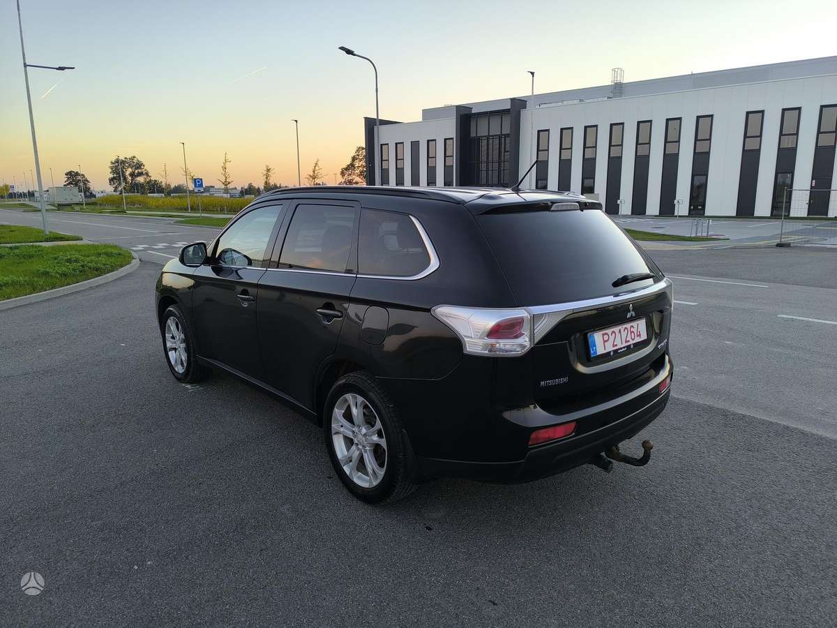 Mitsubishi Outlander 2013 — interior