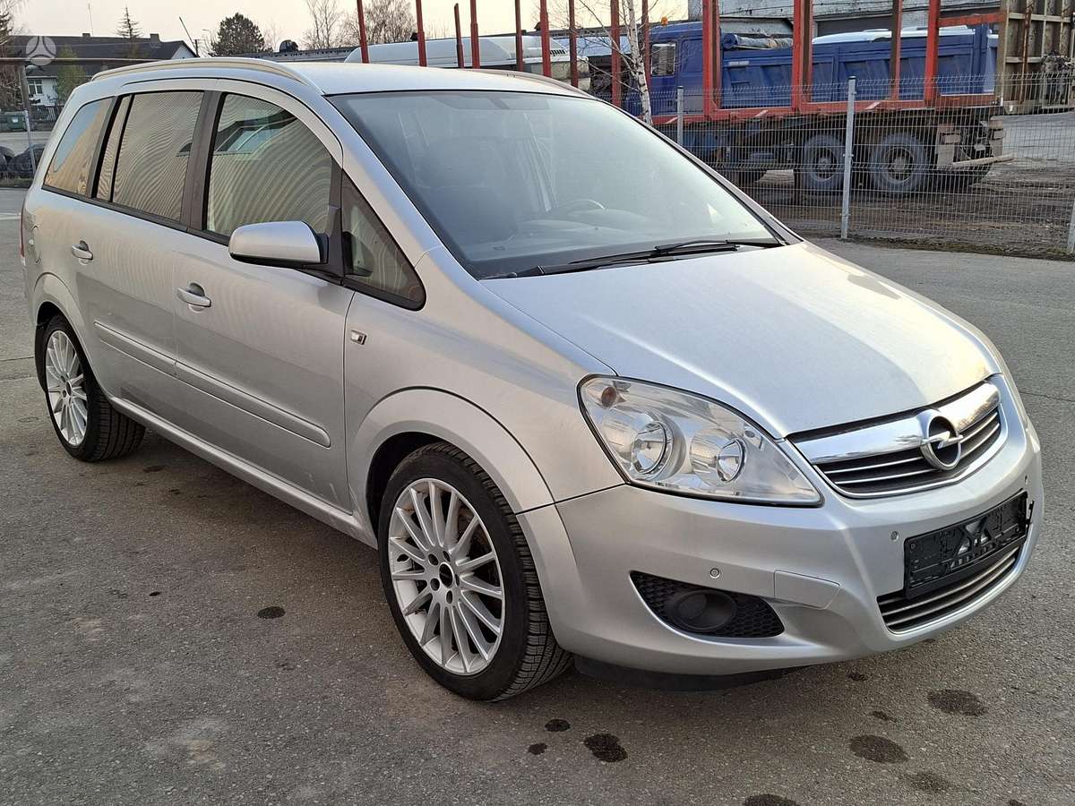 Opel Zafira 2008 — вигляд ззаду