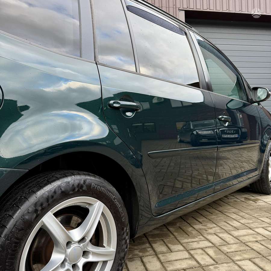 Volkswagen Touran 2011 — photo 16