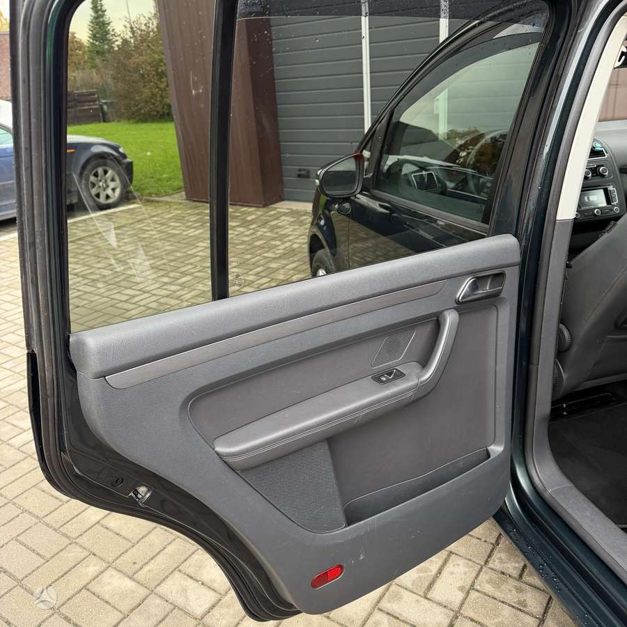 Volkswagen Touran 2011 — photo 22