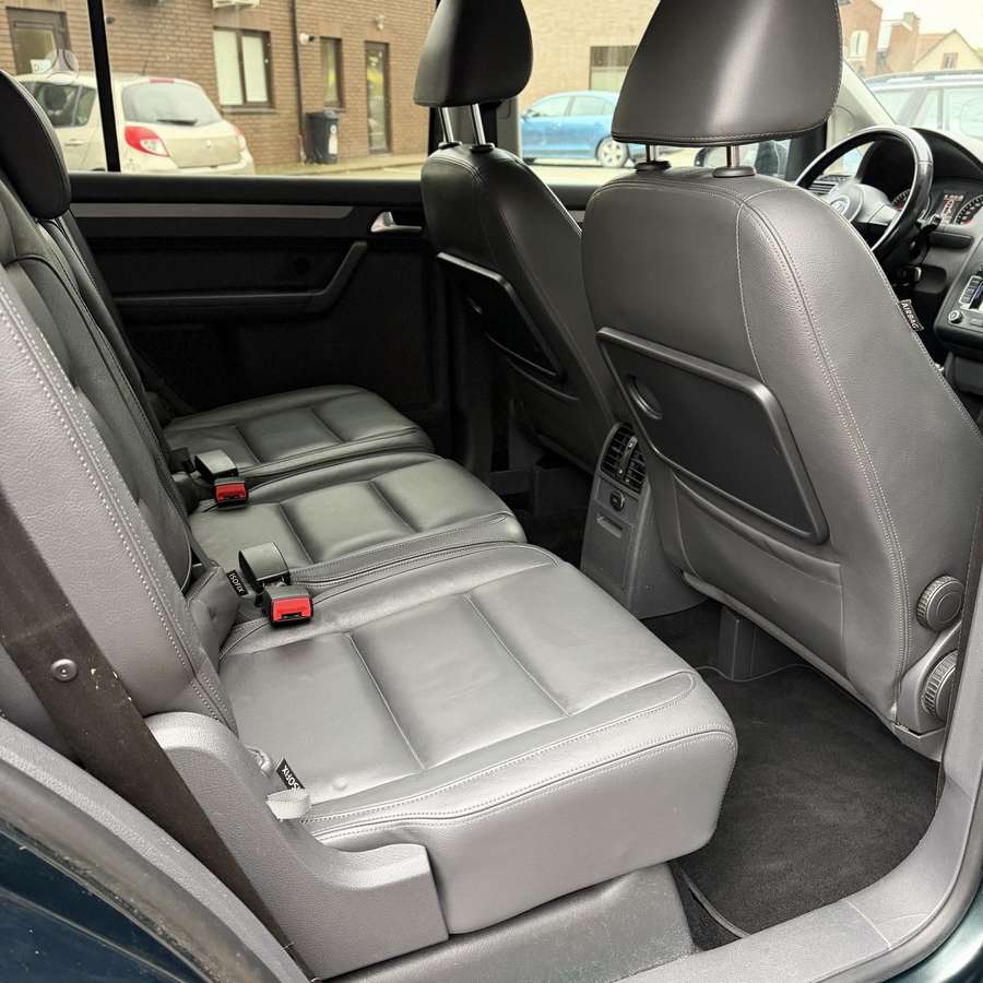 Volkswagen Touran 2011 — photo 24