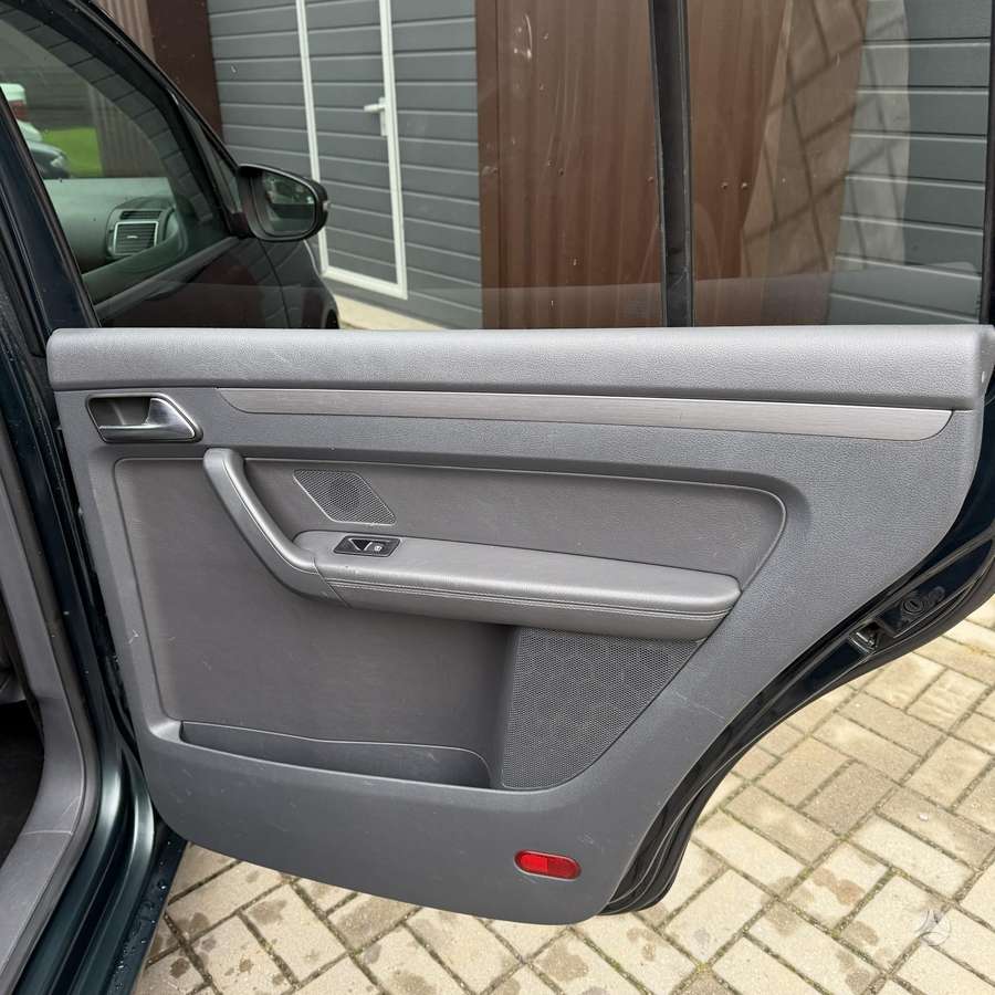 Volkswagen Touran 2011 — photo 25