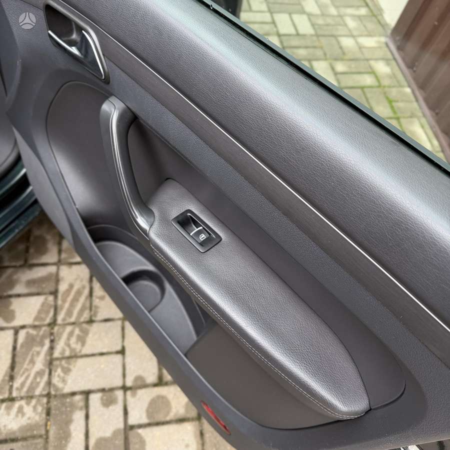 Volkswagen Touran 2011 — photo 26