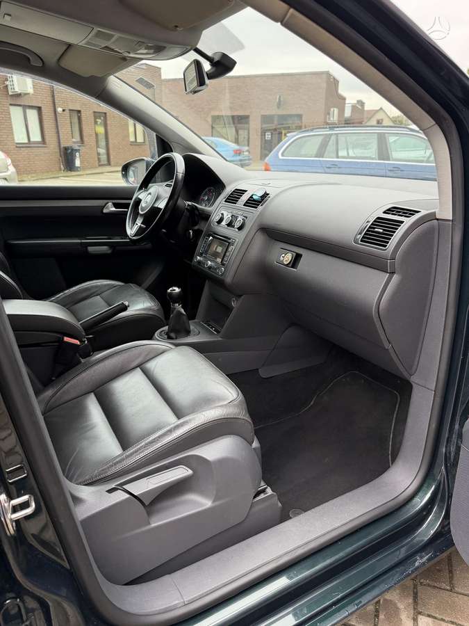 Volkswagen Touran 2011 — photo 27