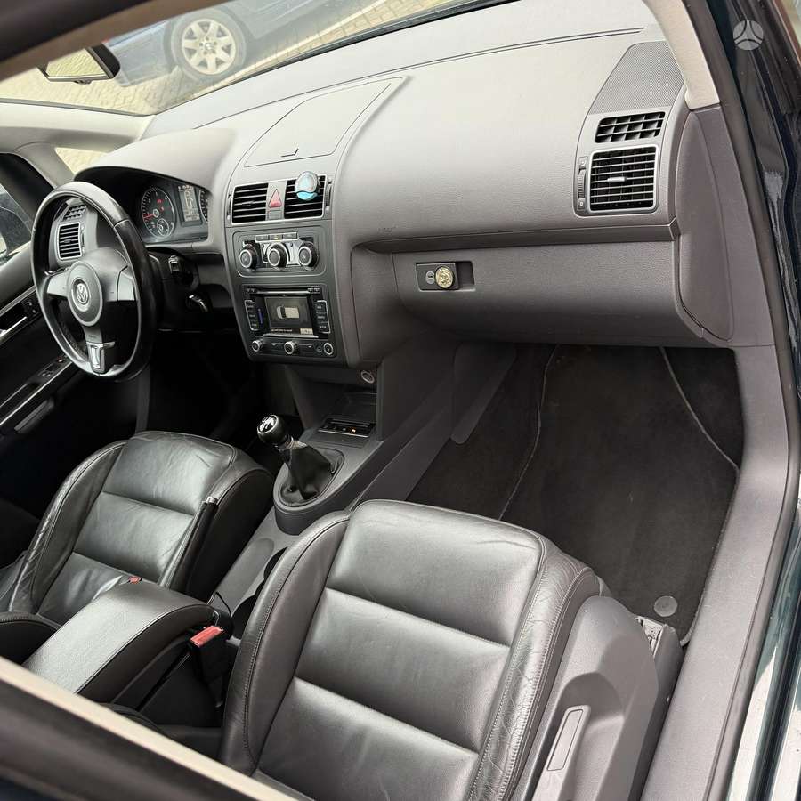 Volkswagen Touran 2011 — photo 28