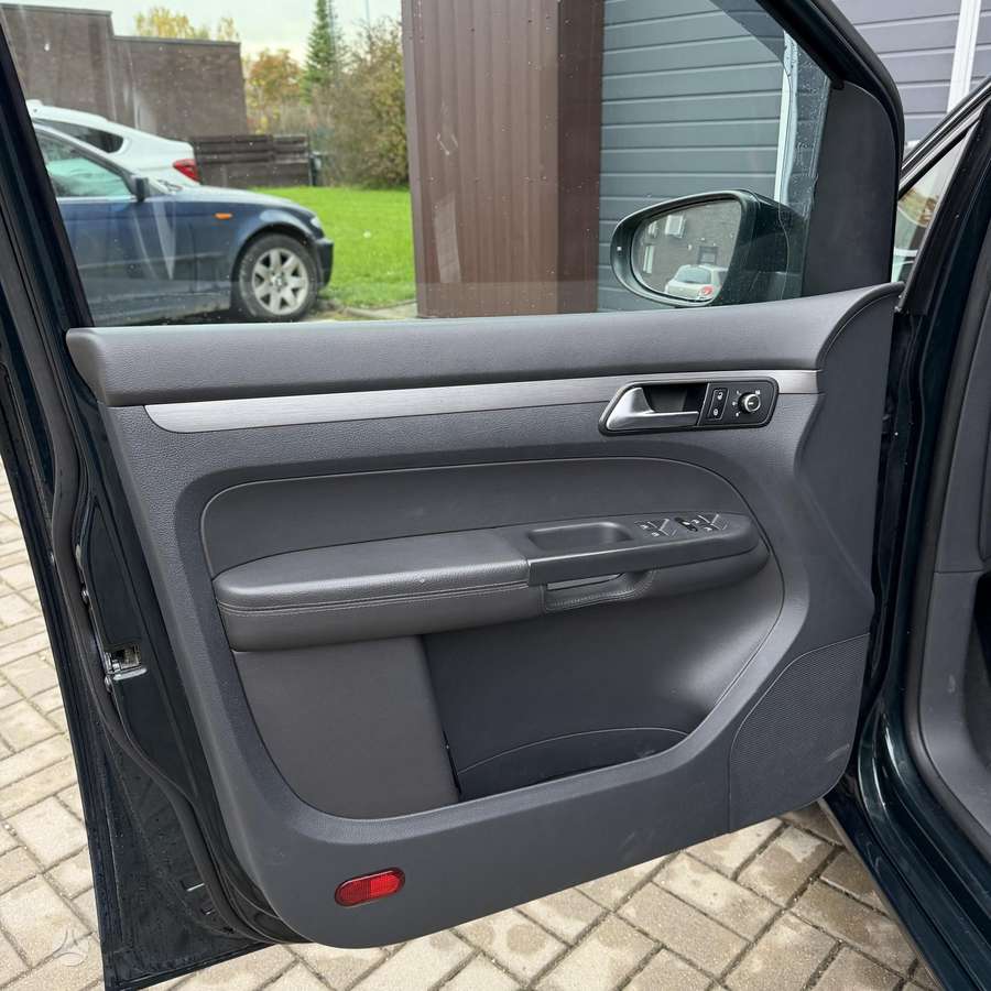 Volkswagen Touran 2011 — photo 29