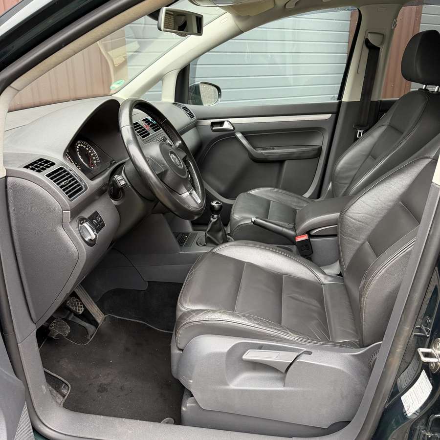 Volkswagen Touran 2011 — photo 30