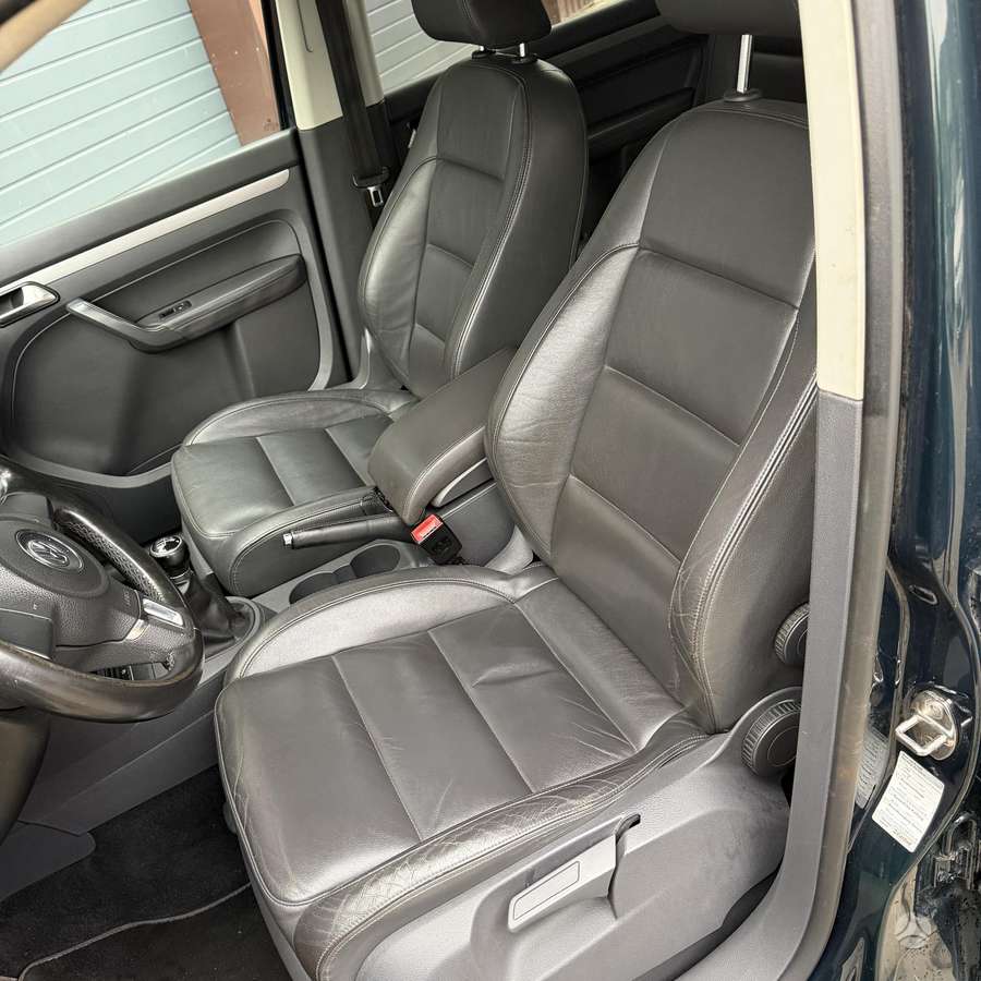 Volkswagen Touran 2011 — photo 31