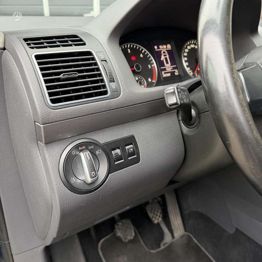 Volkswagen Touran 2011 — photo 32