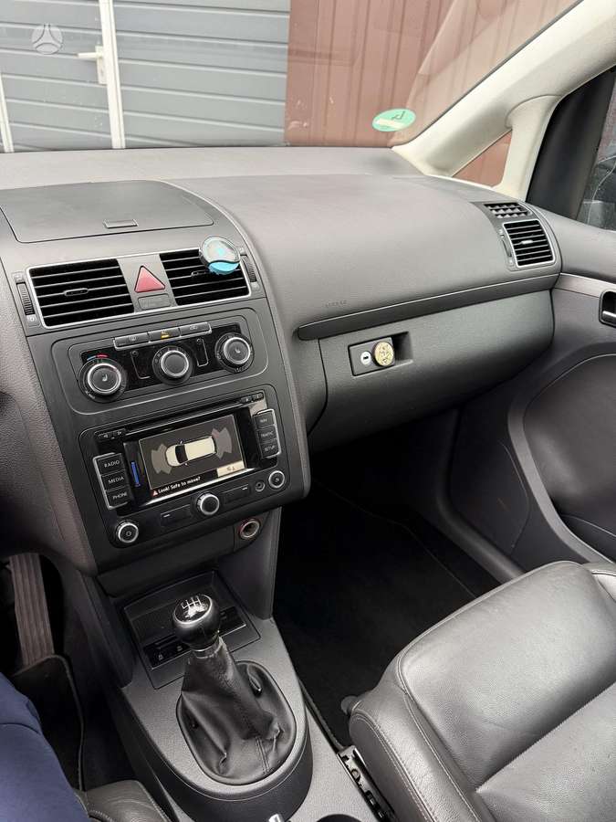 Volkswagen Touran 2011 — photo 33