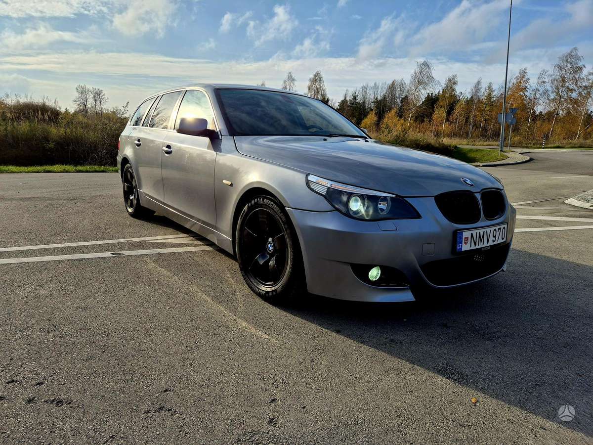 BMW 525 2006 — rear view