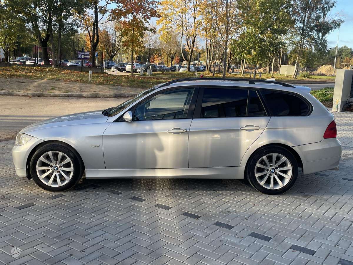 BMW 320 2007 — салон