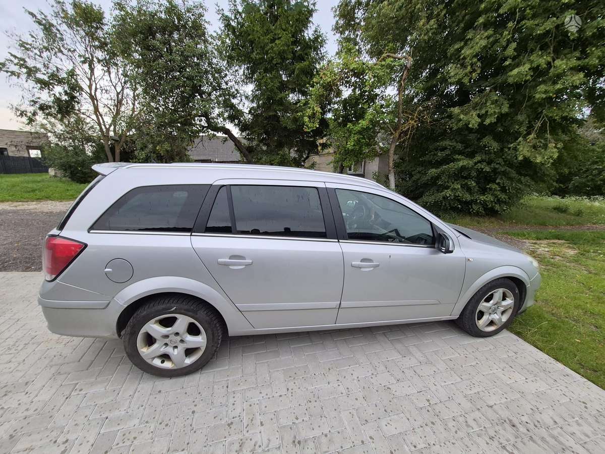 Opel Astra 2007 — rear view