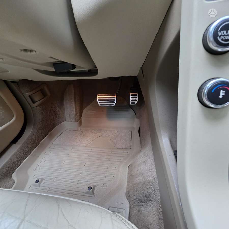 Volvo XC70 2009 — photo 24
