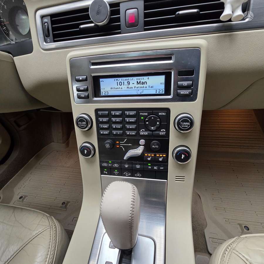 Volvo XC70 2009 — photo 28