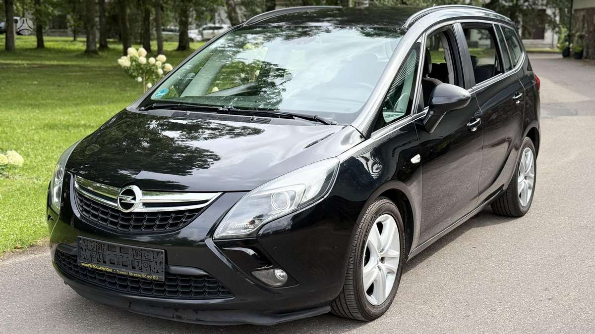Opel Zafira 2013 — вигляд ззаду
