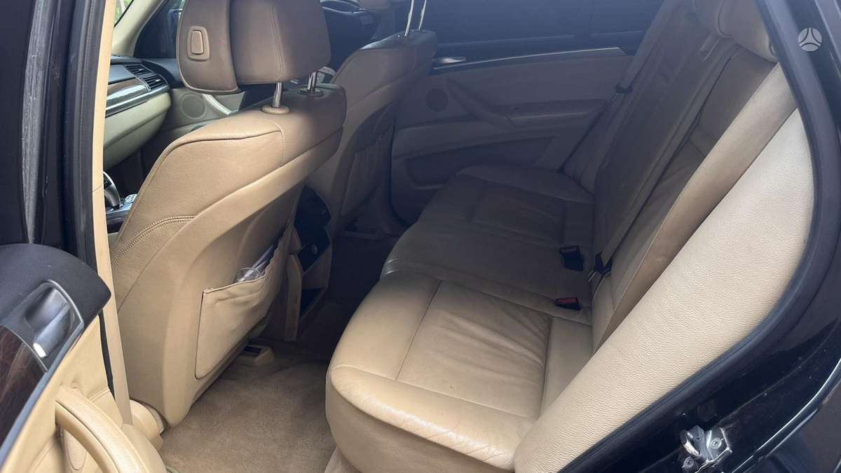 BMW X5 2009 — салон