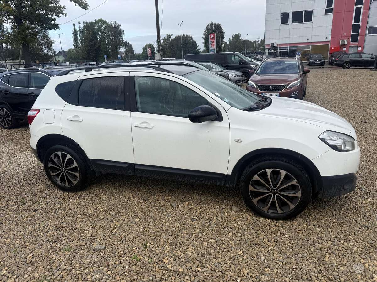 Nissan Qashqai 2013 — engine 1598 cm³, 131 HP (96kW)