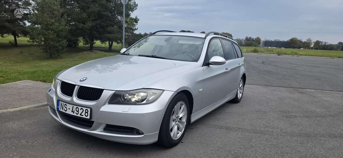 BMW 320 2008 — rear view