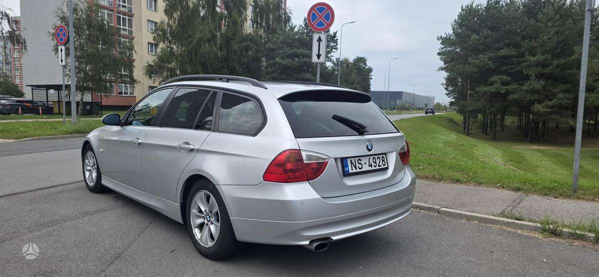 BMW 320 2008 — interior