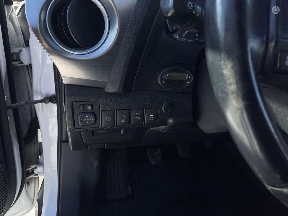 Toyota Auris 2014 — photo 11