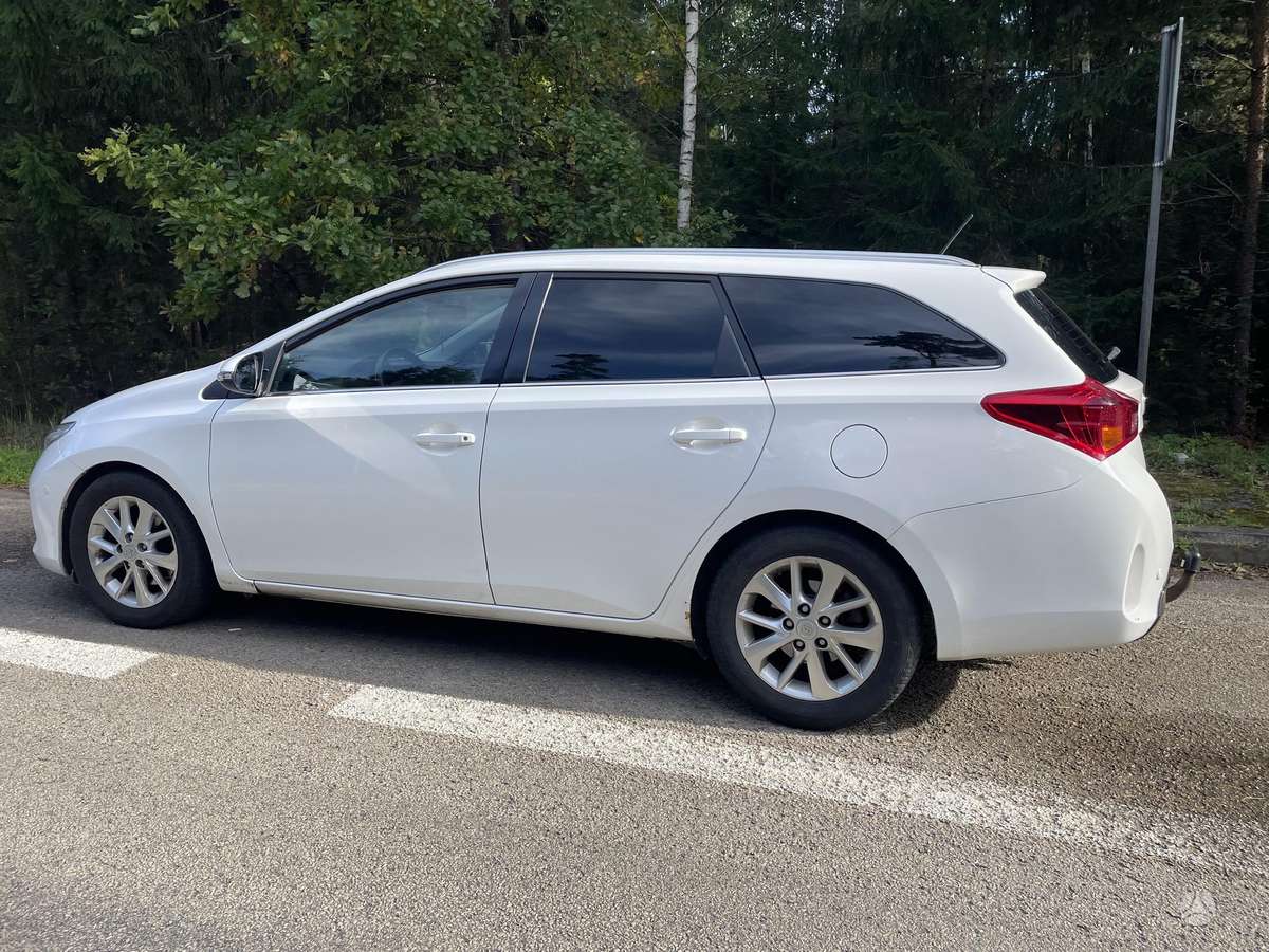 Toyota Auris 2014 — rear view