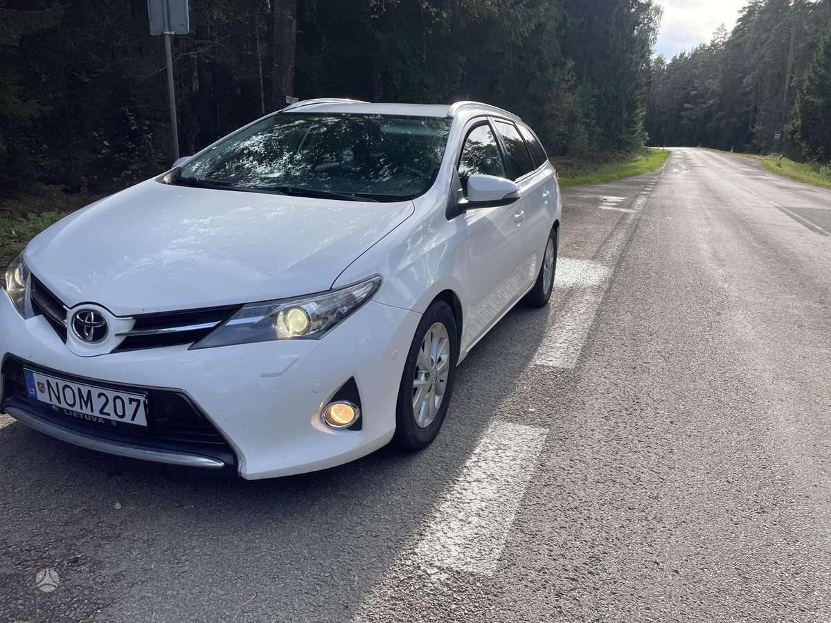 Toyota Auris 2014 — interior