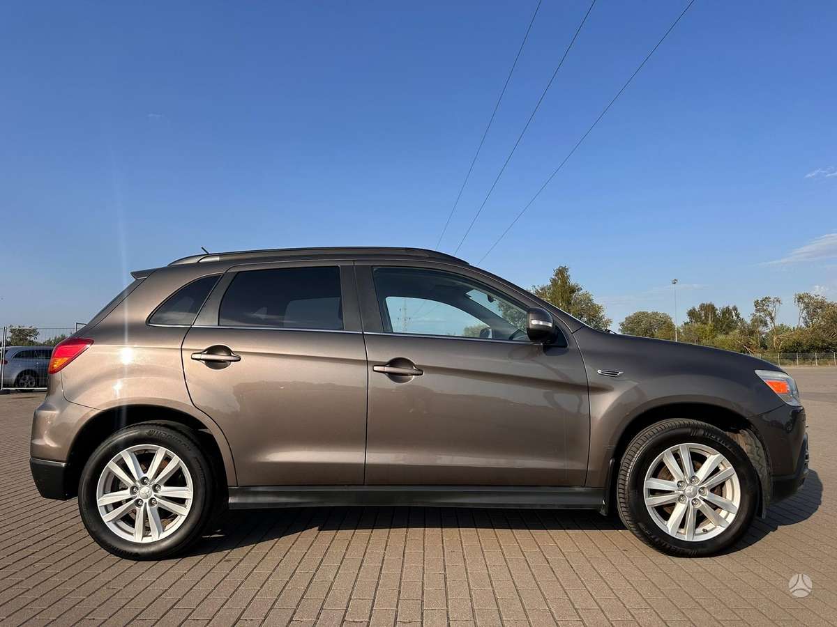 Mitsubishi ASX 2011 — салон