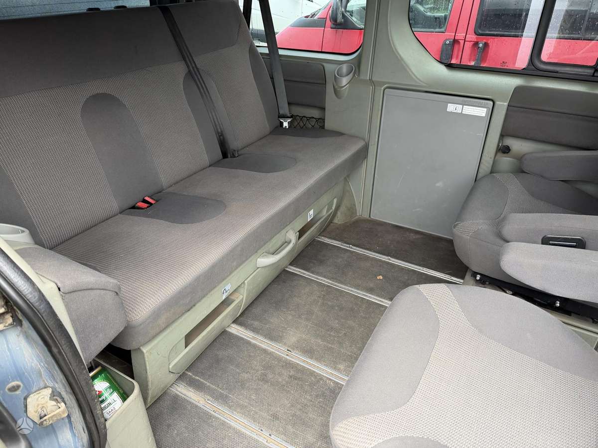 Opel Vivaro 2009 — салон