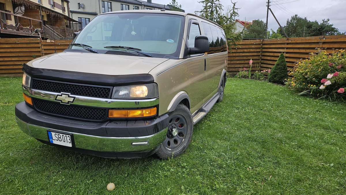 Chevrolet Express 2011 — rear view