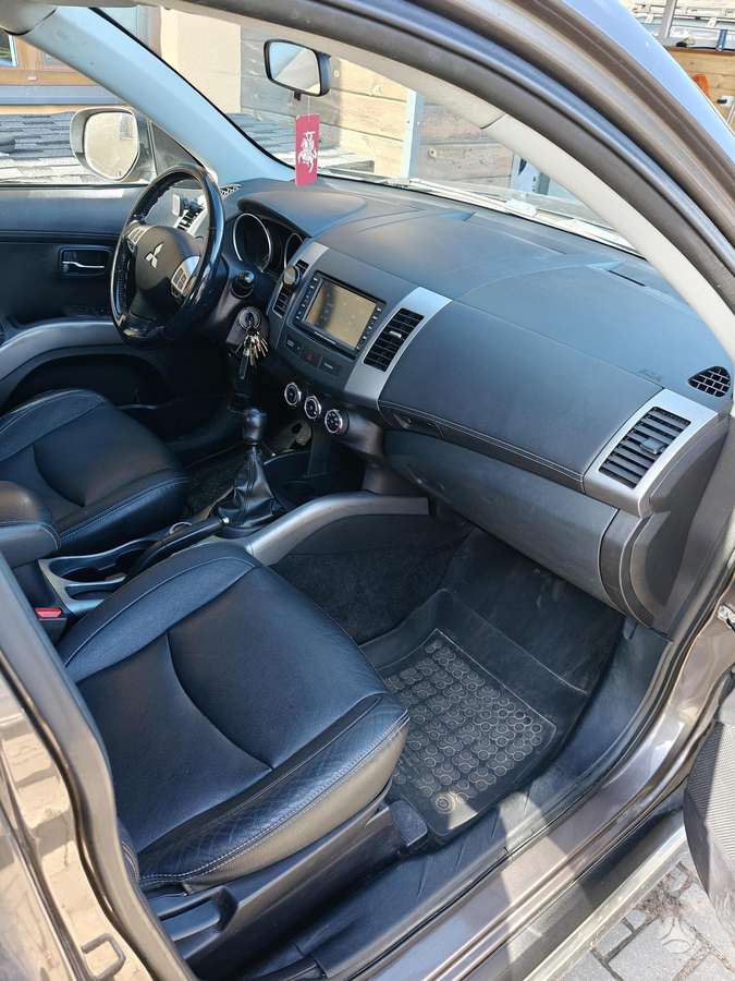 Mitsubishi Outlander 2010 — photo 12