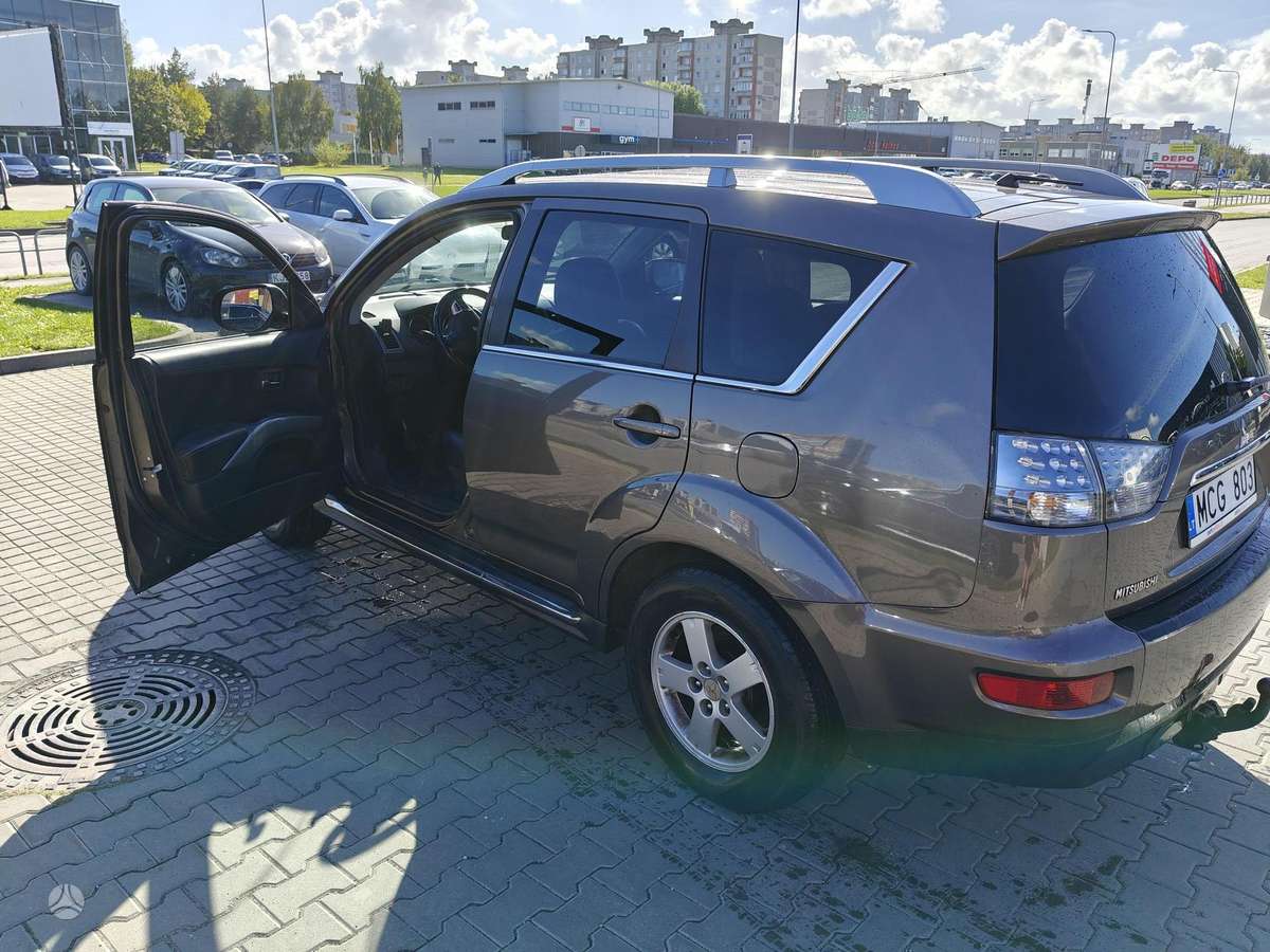 Mitsubishi Outlander 2010 — interior