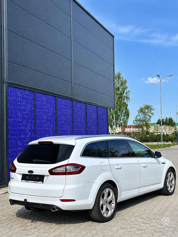 Ford Mondeo 2013 — rear view