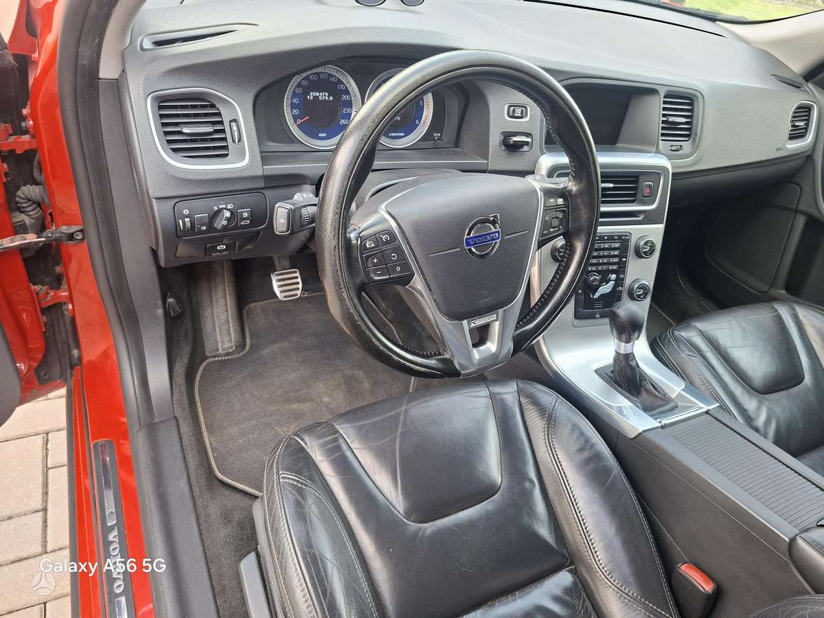 Volvo V60 2012 — photo 13
