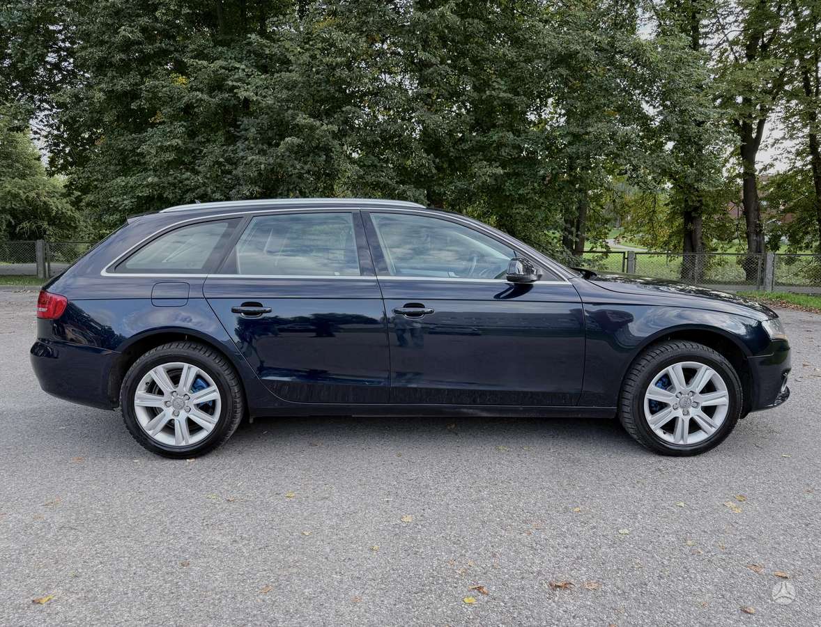 Audi A4 2010 — photo 8