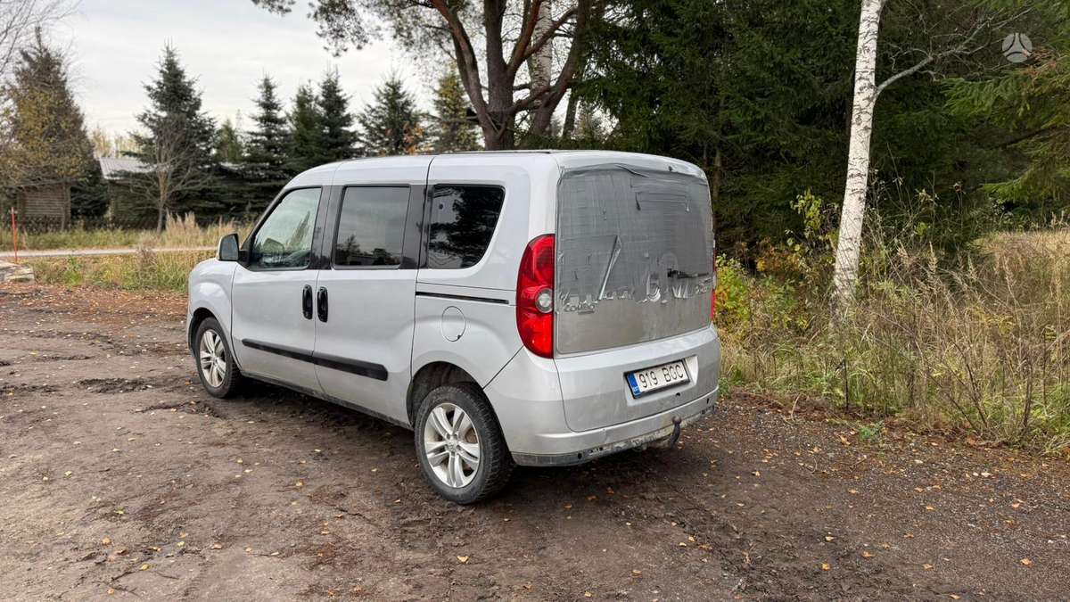 Opel Combo 2012 — салон