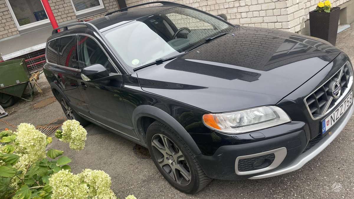 Volvo XC70 2012 — rear view