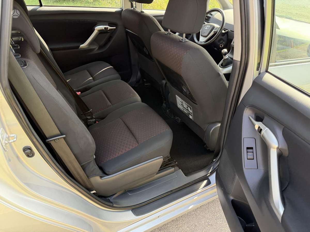 Toyota Verso 2010 — photo 11
