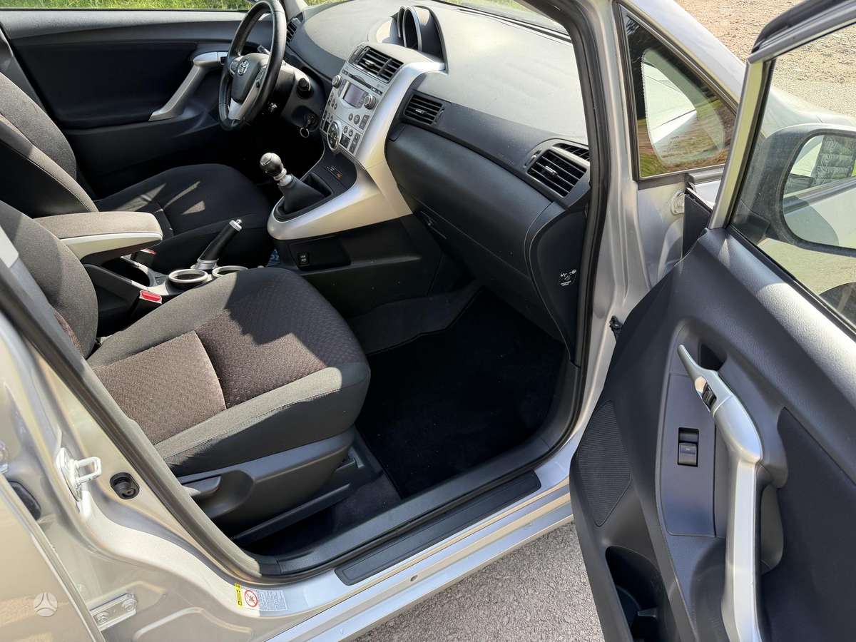 Toyota Verso 2010 — photo 12