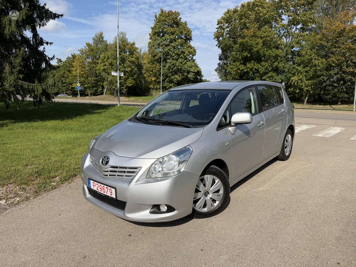 Toyota Verso 2010 — rear view