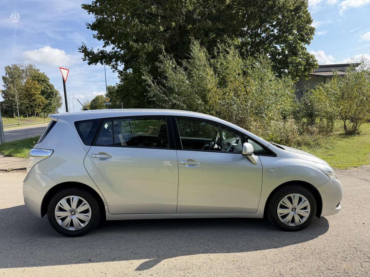 Toyota Verso 2010 — engine 1998 cm³, 126 HP (93kW)