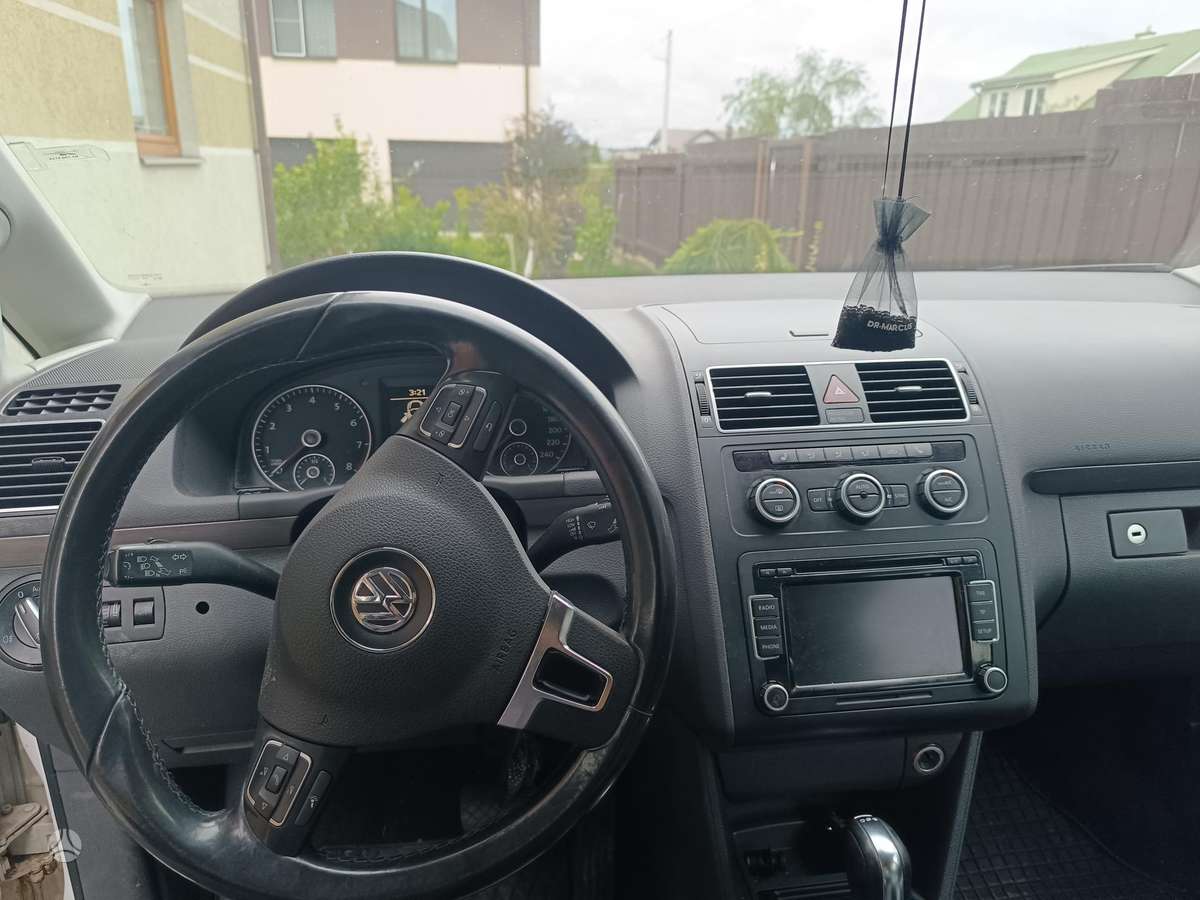 Volkswagen Touran 2013 — interior