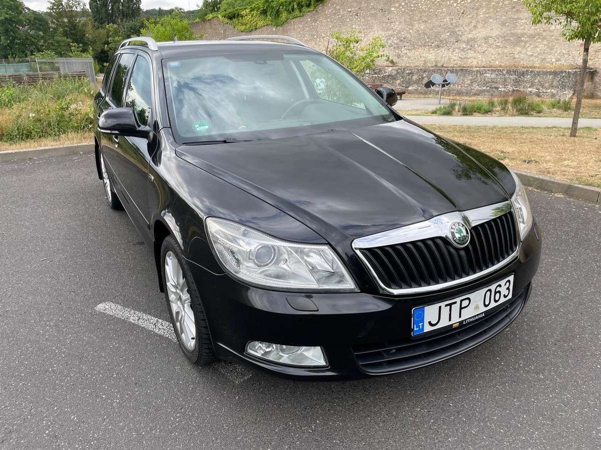 Skoda Octavia 2009 — rear view