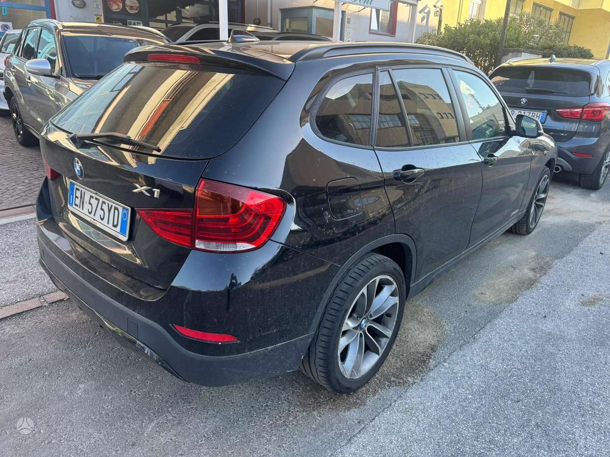 BMW X1 2012 — салон