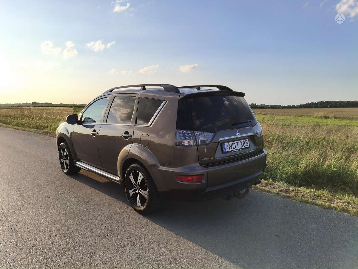 Mitsubishi Outlander 2011 — салон