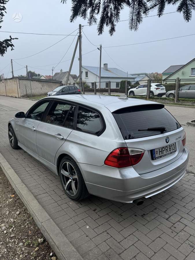 BMW 320 2006 — rear view